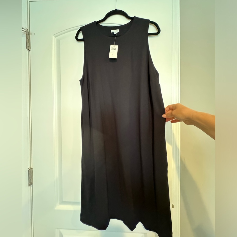 Great summer J Jill dress. Easy to wear anywhere and with pockets. MIDI length.